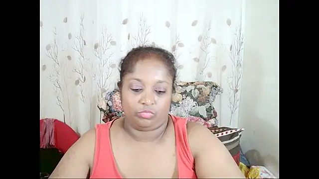 Chat +18 de Indiantasha ao vivo