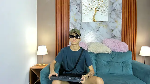 SKYN_MAN Show in webcam