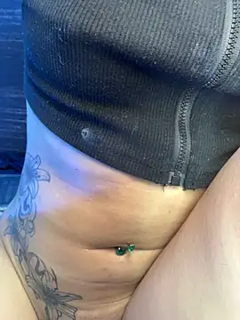 sharlot24: διαδικτυακό σόου στην κάμερα