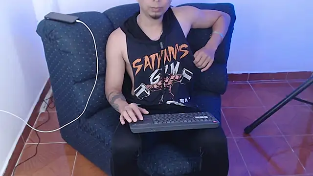 ALPHA_LATINO: διαδικτυακό σόου στην κάμερα