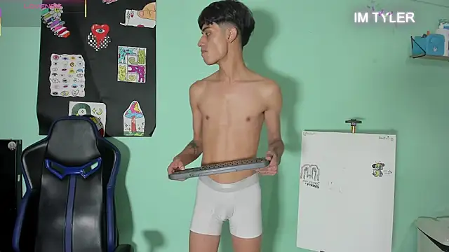 TYLERhHOT2005 Webcam show