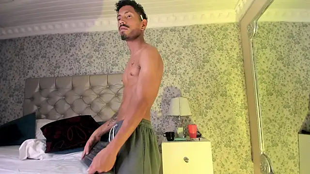 NoaahTylor's Live XXX Chat