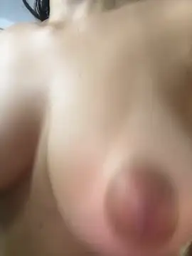 EmmiiGlowのウェブカメラショー