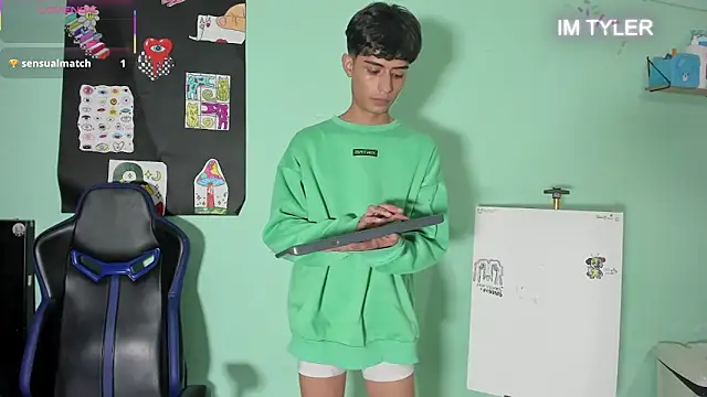 TYLERhHOT2005 Webcam show