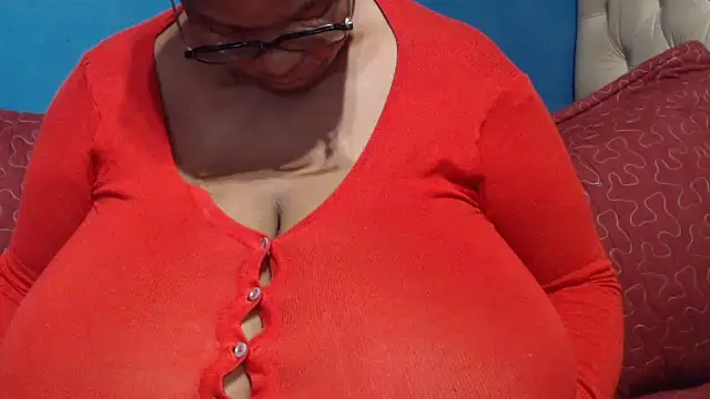 CUTEFIRMMELONSS élő XXX-chatje