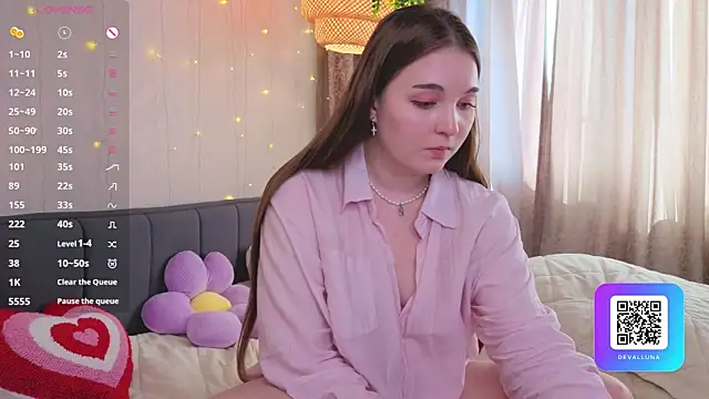 ConstanceHelms' Live XXX Chat