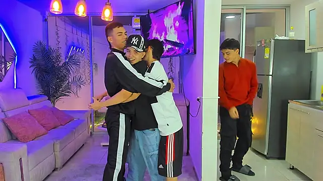 Houseofwarrios: διαδικτυακό σόου στην κάμερα