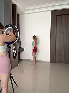 Nura_n_Sarah: διαδικτυακό σόου στην κάμερα