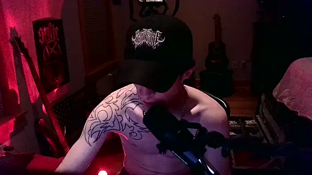 LEVIATHANX666: διαδικτυακό σόου στην κάμερα