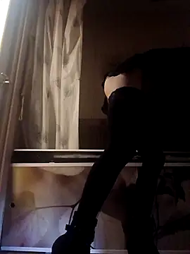 NikaKisa123: διαδικτυακό σόου στην κάμερα