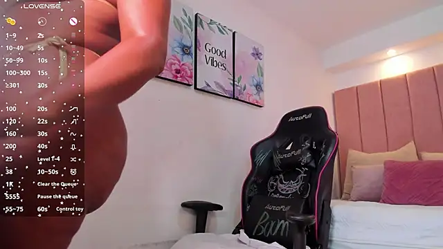 mia_rouxx1's Live XXX Chat