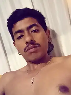 SkinniYamo 在線直播表演