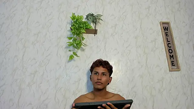 boys_yourparty: διαδικτυακό σόου στην κάμερα