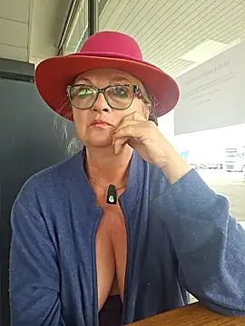 Hot-Muci: απευθείας συνομιλία ΧΧΧ