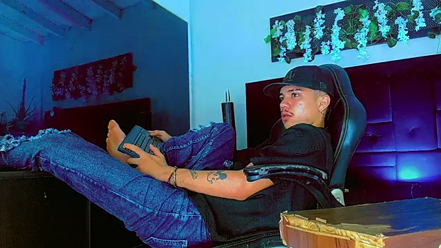 XXX chat uživo modela HannibalLester