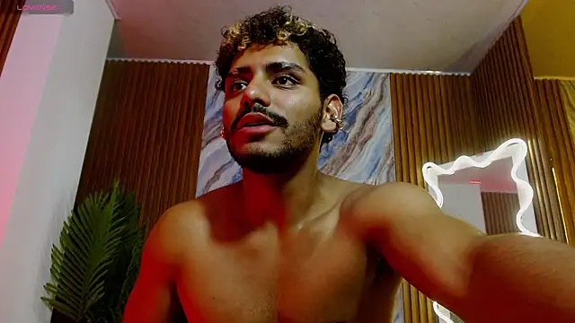 milo_tay Show in webcam