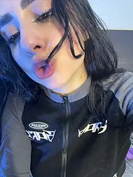 sharlot24 Adlı Modelin Canlı XXX Sohbeti