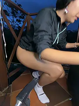 l0lita_emi Show in webcam