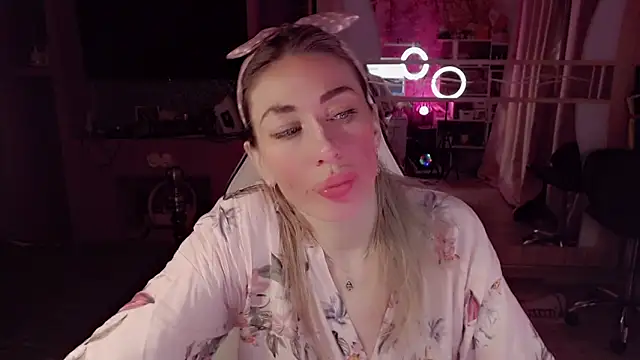 AnnieGOld_ élő XXX-chatje