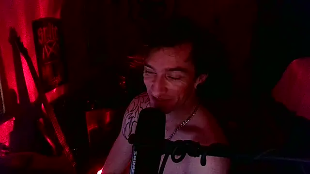 LEVIATHANX666: διαδικτυακό σόου στην κάμερα