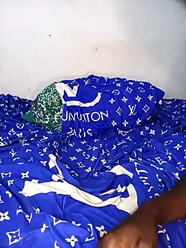 Biguyzi: διαδικτυακό σόου στην κάμερα