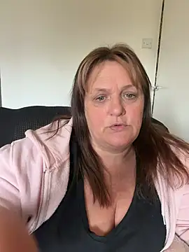 Busty-GilfQuinn Live XXX-Chat