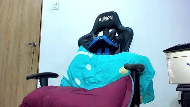 hugeeblackcock Webcam Show