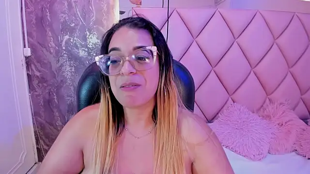 MHONIKBELUCCI Adlı Modelin Canlı XXX Sohbeti