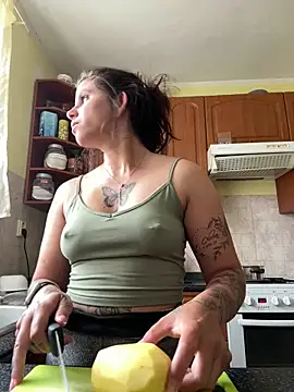 Brutecia2002 Chat XXX in diretta