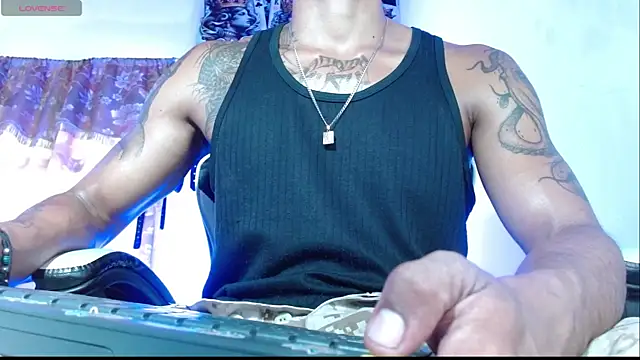 Show modela DARK_BLACK_0 na web-kameri