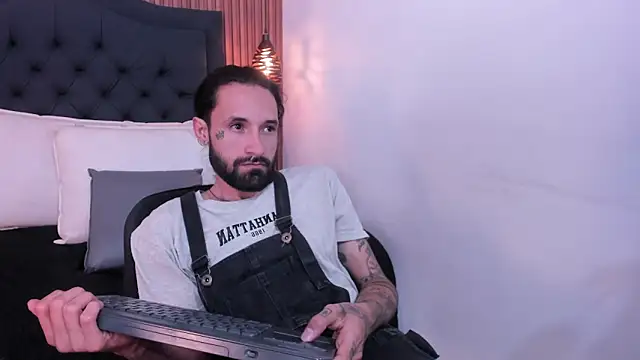 Hisoka_011: διαδικτυακό σόου στην κάμερα