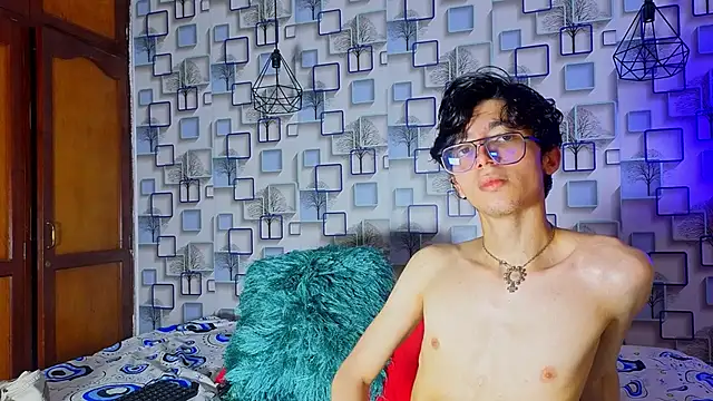 Twink_Sebas7 Show in webcam
