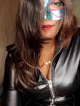 Queenniaa Adlı Modelin Canlı XXX Sohbeti