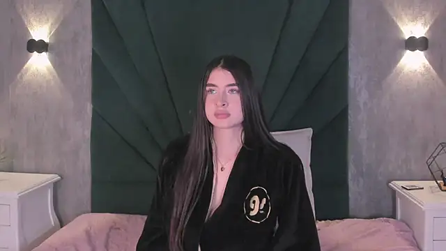 EmiliClarke's Live XXX Chat