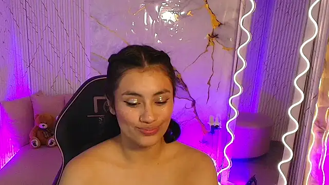 XXX chat uživo modela PEACHY_TAY