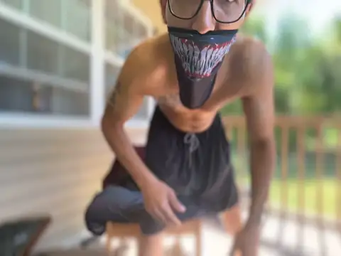 ThrowedWorldWide élő XXX-chatje