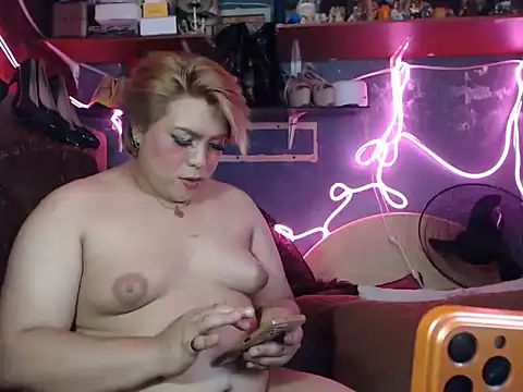 HotAsianAlbin19 élő XXX-chatje