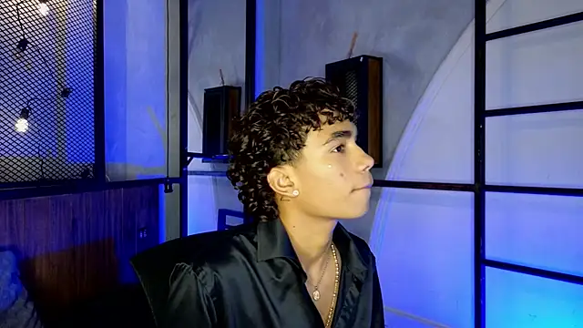 AlanCutee: вебкам-шоу