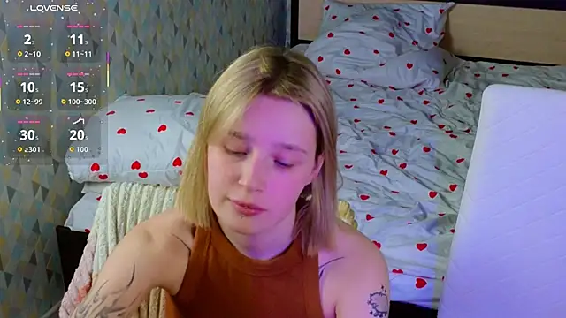 Girls_Fingers Show in webcam