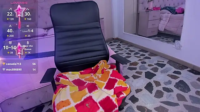 nahomyrusell: διαδικτυακό σόου στην κάμερα