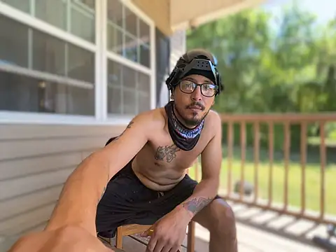 ThrowedWorldWide: διαδικτυακό σόου στην κάμερα