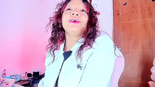 Chat XXX en directo de Emily_Coper18