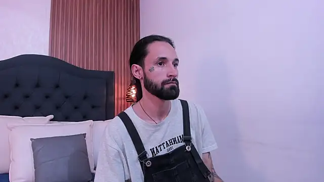 Hisoka_011: διαδικτυακό σόου στην κάμερα