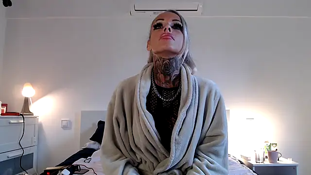 Онлайн чат XXX Sophie-Logan-Ink