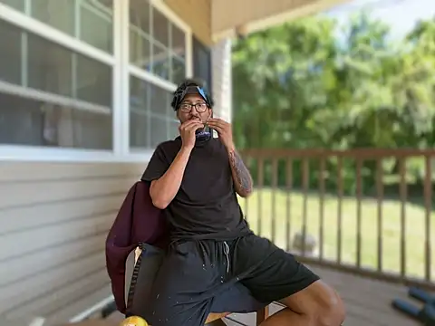 ThrowedWorldWide: διαδικτυακό σόου στην κάμερα