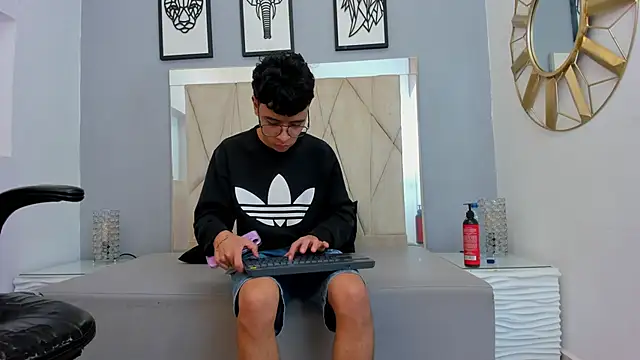 adams_bobby Adlı Modelin Web Kamerası Şovu