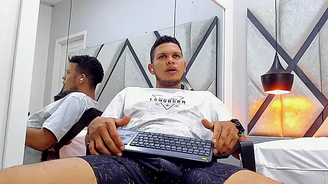 Chatroom XXX en direct de NohaBrooks