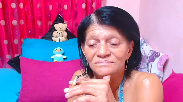 Chat +18 de SLUTTYROXY ao vivo