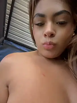 Chat +18 de MayaMoanXXX ao vivo