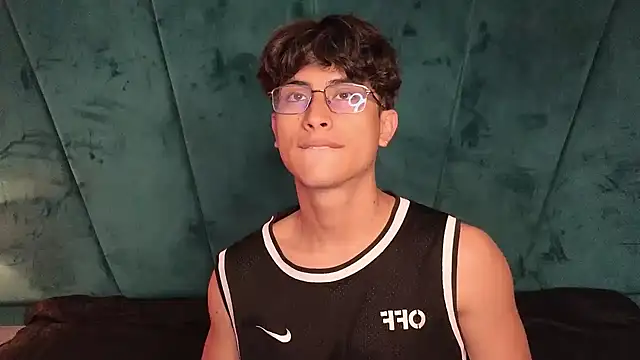 Aaron_Eze élő XXX-chatje